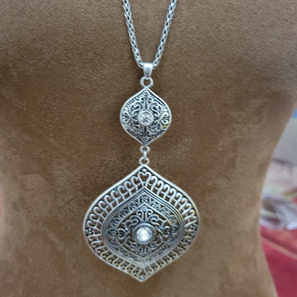 1946 Jewelry Co Silver Tone‎ Filigree Crystal Pendant Long Necklace One Size
